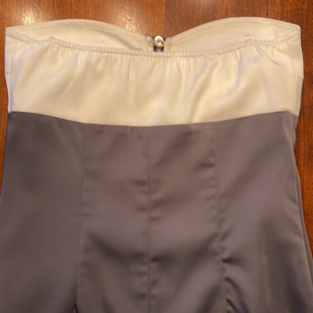 Cute strapless colorblock grey and white mini with the zipper!!  Size M, junior - Picture 4 of 9